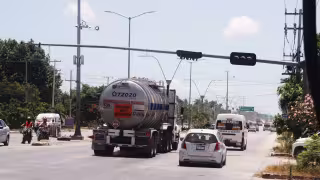 Impacto de tráiler y falta de mantenimiento dejan semáforos inservibles