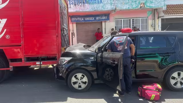 El conductor de la camioneta dormitó y terminó impactando con el camión.