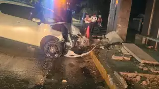 Accidente vial en Blvd. Colosio de Cancún: Conductor chocó contra un paradero de transporte público