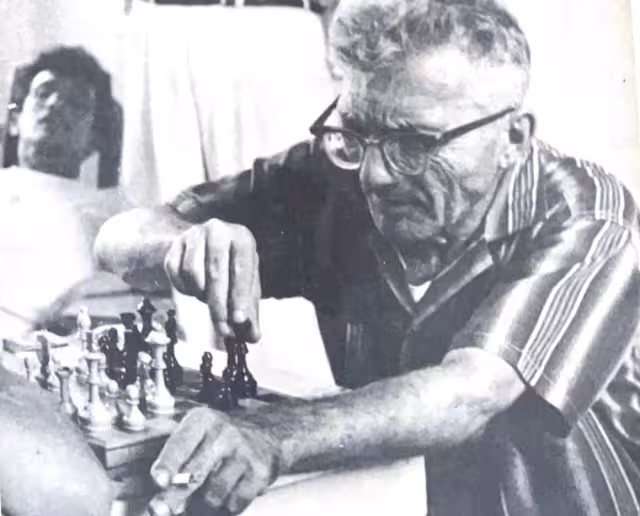 Emanuel Lasker, quien durante veintisiete años fue campeón mundial de ajedrez, inclinó su rey negro ante un genio mexicano