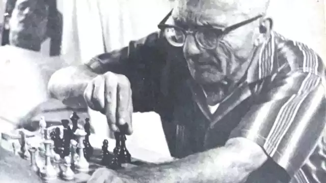 Emanuel Lasker, quien durante veintisiete años fue campeón mundial de ajedrez, inclinó su rey negro ante un genio mexicano