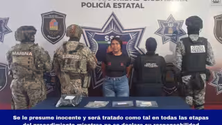 Al notar la presencia de las unidades, la mujer intentó ocultar el material
