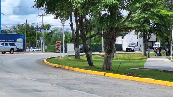 Operadores de taxis de la terminal de Mérida lamentan que guiadores de Uber operen cerca de la zona