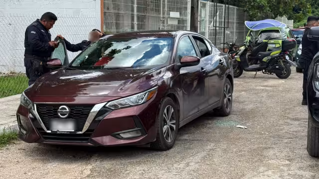 Elementos de la Policía tuvieron que romper uno de los vidrios.