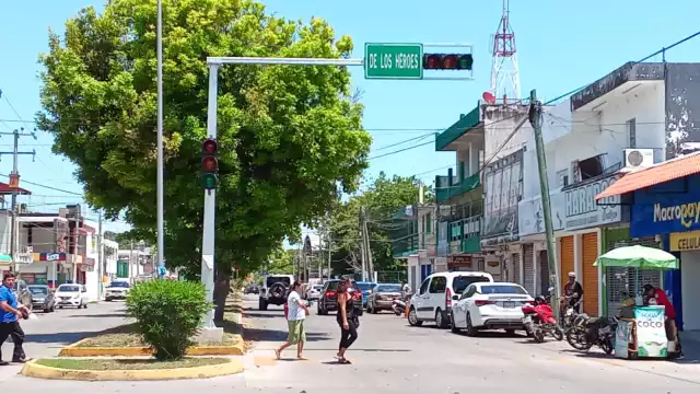 Cumplen 10 meses las fallas de los más de 140 semáforos nuevos de Chetumal; nunca funcionaron.