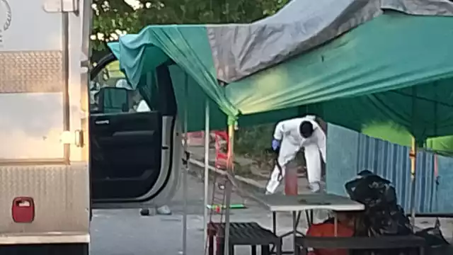 El hallazgo del cuerpo del hombre fue alrededor de las 5:30 am, cuando los tianguistas llegaron a la zona para instalarse