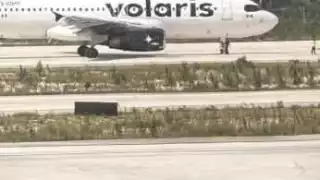 El avión logró aterrizar de manera favorable sin que se reportaran lesionados.