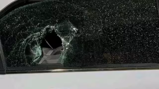 Personas no identificadas rompen los cristales del vehículo de un servidor público de Valladolid