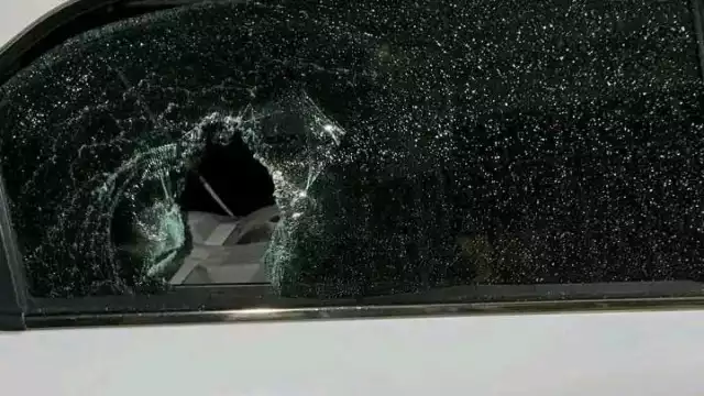 Personas no identificadas rompen los cristales del vehículo de un servidor público de Valladolid