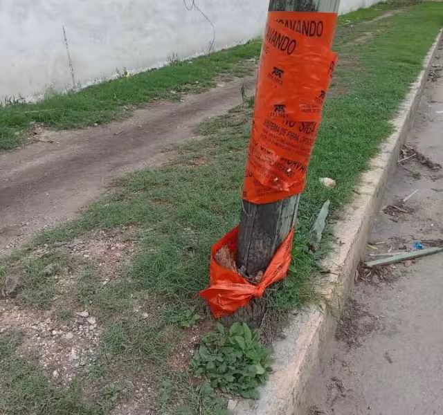 Poste cae sobre cables de luz en Chetumal, el incidente no ha sido arreglado por ninguna autoridad o compañía.