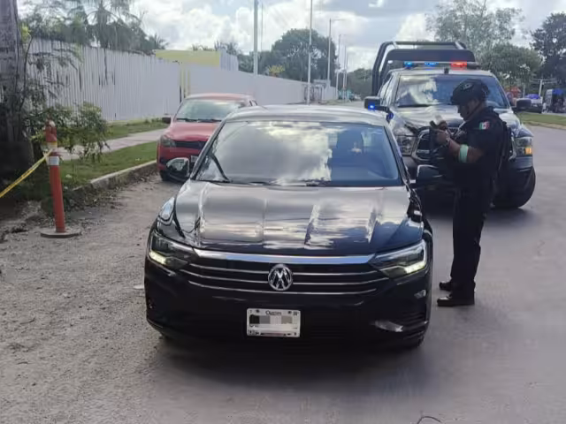 Una vez que el vehículo fue localizado las autoridades procedieron con la inspección correspondiente y terminaron por asegurar la unidad