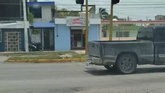 Semáforos alrededor de la ciudad terminaron afectados por los fuertes vientes