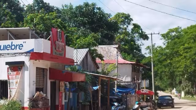 Roban más de $2,000 pesos a un negocio en José María Morelos