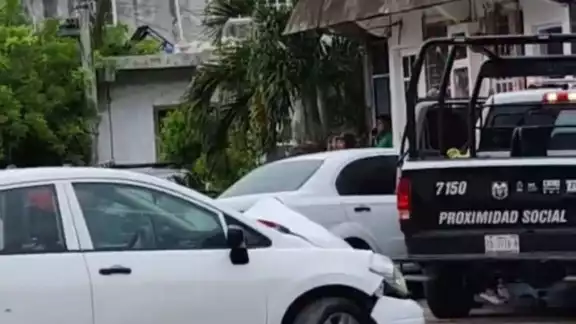 Patrulla de la Policía Municipal impacta tres vehículos durante una persecución en Cozumel