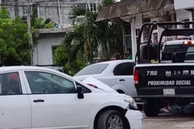 Patrulla de la Policía Municipal impacta tres vehículos durante una persecución en Cozumel