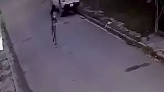 La mujer fue grabada cuando entró a la casa