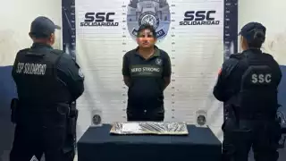 Hombre golpea a su pareja con un palo en Playa del Carmen