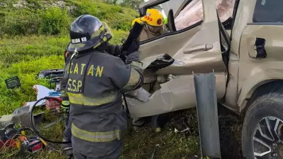 Bomberos usaron equipo hidráulico para rescatar a un hombre que quedó atrapado en la cabina
