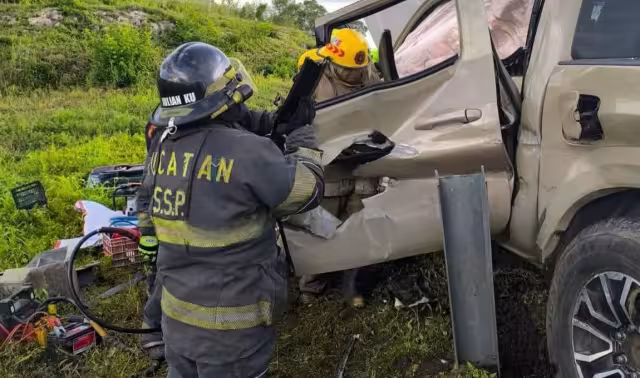 Bomberos usaron equipo hidráulico para rescatar a un hombre que quedó atrapado en la cabina