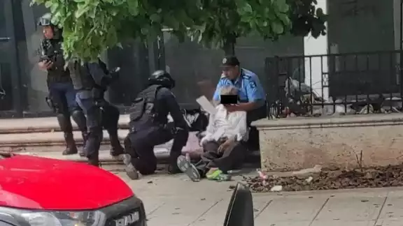 Policías municipales atienden el llamado ciudadano y auxilian a un adulto