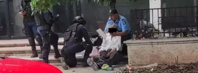 Policías municipales atienden el llamado ciudadano y auxilian a un adulto