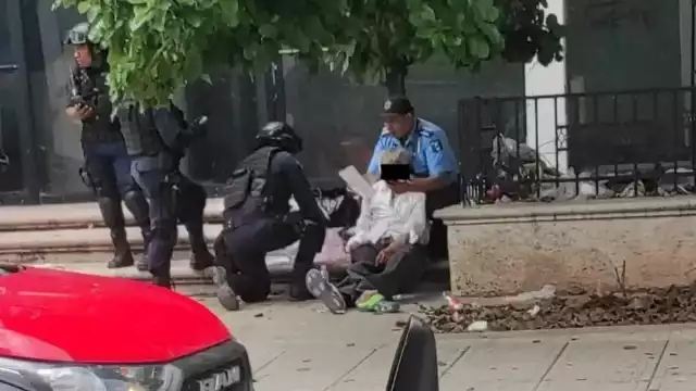 Policías municipales atienden el llamado ciudadano y auxilian a un adulto