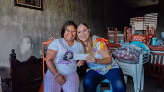 En Mérida, mujer recibe el dinero del seguro de su predial tras el incendio de su casa