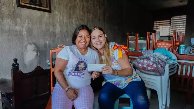Meridana cumplida recibe el pago tras un incendio que ocurrió en su casa en Ciudad Caucel