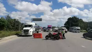 Debido a los bloqueos de ambos tramos importantes en Cancún, se ha reportado un tráfico lento