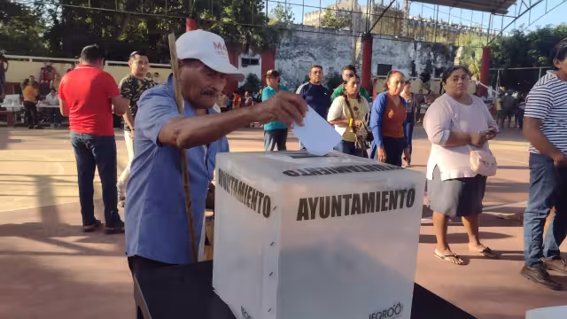 Los habitantes se reunieron en los domos de la comunidad para votar por los postulados