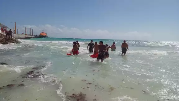 La mujer y los dos niños fueron arrastrados por la corriente, por lo que salvavidas fueron a su rescate