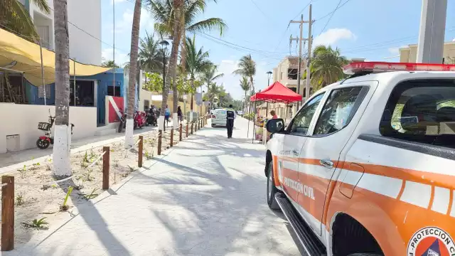 Trabajadores recorren la zona turística para cerciorarse de que los empresarios cuenten con documentación vigente