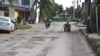 Debido a la mala calidad de banquetas, personas en silla de ruedas y bastón han sufrido caídas o prefieren ir por las calles
