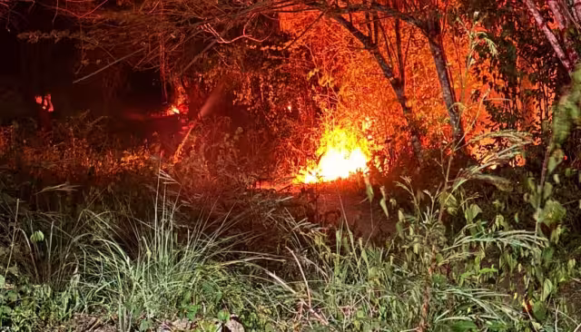 Dicen que aparece un pequeño fuego la madrugada del 3 de mayo.