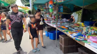 Cuando hay varios miembros del hogar en edad escolar, el encontrar los insumos en un solo lugar es de gran ayuda, ya que se reducen costos