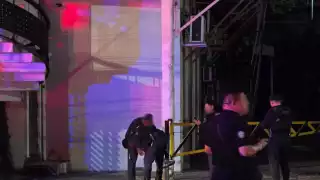 Durante el ataque, una de las balas impactó en la pantorrilla de un elemento de seguridad privada que laboraba en el establecimiento.