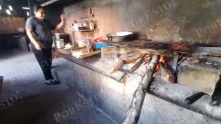 Además de generar calor, aprovechan para cocinar los alimentos del día