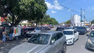 Hay tutores que permanecen con sus vehículos más de 30 minutos afuera de la escuela particular, sin importar que “ahoguen” la circulación entre las avenidas Chichén Itzá y Andrés Q
