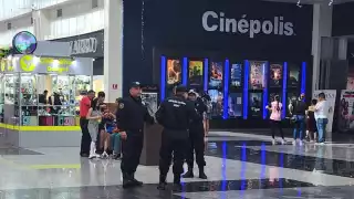 Presunto exmilitar continúa al interior de cine en Chetumal; autoridades no accionan