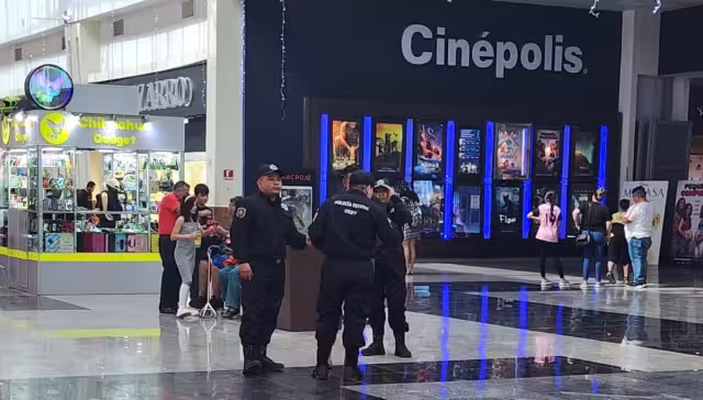 Presunto exmilitar continúa viviendo en el interior de un Cinépolis en Chetumal.