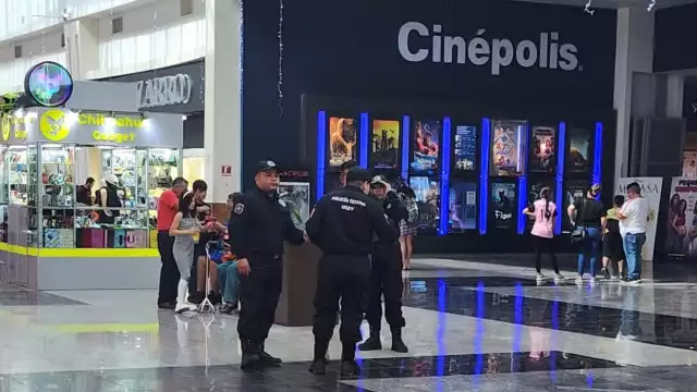 Presunto exmilitar continúa viviendo en el interior de un Cinépolis en Chetumal.