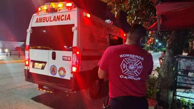 Paramédicos del Heroico Cuerpo de Bomberos atendieron al lesionado.