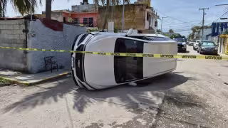 Conductora sufre descompensación médica y vuelca camioneta en Campeche
