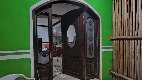 El vándalo rompió las ventanas de la casa, logrando que por el miedo, la mujer cayera desmayada