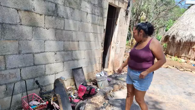 María Ramona Tuz Alcocer perdió su choza de palma de huano debido a un corto circuito.