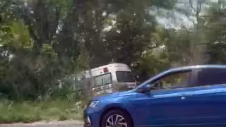 La ambulancia salió del camino y terminó entre la maleza.