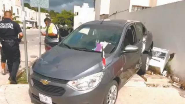 Accidente entre combi y un vehículo causan daños a un muro de una vivienda en Playa del Carmen