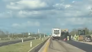 Camión de paquetería casi embiste a trabajadores en carretera Campeche–Mérida