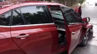 Conductor abandona vehículo tras chocar contra autobús en Real Ibiza Playa del Carmen