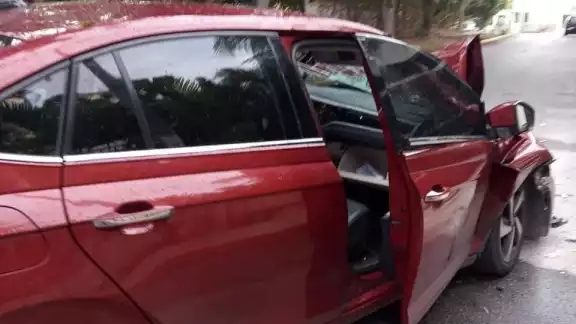El automovilista bajó de su vehículo, pero poco después decidió abandonar la escena El automovilista bajó de su vehículo, pero poco después decidió abandonar la escena